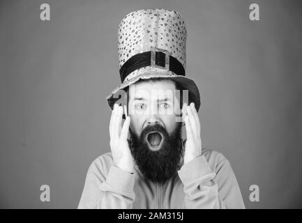 Sensazione scioccato. Uomo Barbuto mantenendo la bocca aperta mentre si celebra San Patrizio giorno. Hipster in leprechaun hat e costume. Happy saint patricks giorno. Uomo irlandese con la barba che indossa il verde. Foto Stock