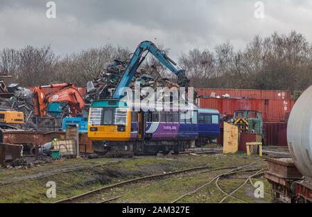 Ex Arriva Nord classe rampa 142 pacer 142005 treno rottamato a CF Booth, Rotherham Yorkshire Foto Stock