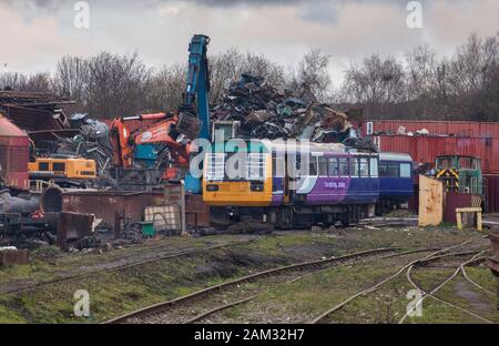 Ex Arriva Nord classe rampa 142 pacer 142005 treno rottamato a CF Booth, Rotherham Yorkshire Foto Stock