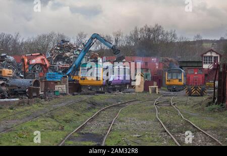 Ex Arriva Nord classe rampa 142 pacer 142005 treno rottamato a CF Booth, Rotherham Yorkshire Foto Stock