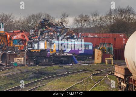 Ex Arriva Nord classe rampa 142 pacer 142005 treno rottamato a CF Booth, Rotherham Yorkshire Foto Stock