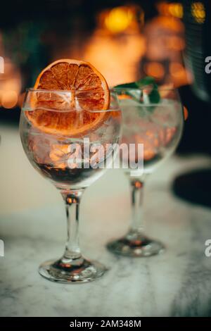 Due gin tonic in piedi su un banco bar Foto Stock