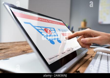 Close-up di una donna fare shopping online su Laptop Foto Stock