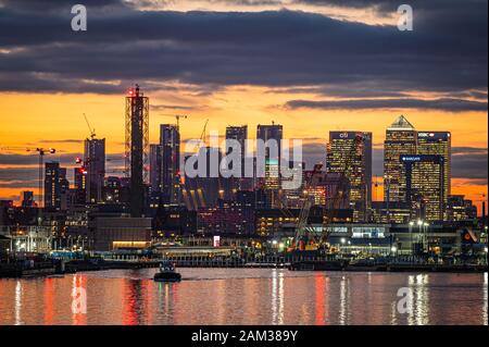 La vista verso Canary Wharf dall'Aeroporto di Londra, Regno Unito Foto Stock