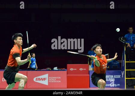 Kuala Lumpur, Malesia. Xi gen, 2020. Wang Yilyu/Huang Dongping (R) della Cina competere durante il doppio misto semifinale partita contro Chan Peng presto/Goh Liu Ying della Malesia in Malesia Masters 2020 Torneo di badminton di Kuala Lumpur in Malesia, 11 genn. 2020. Credito: Chong Voon Chung/Xinhua/Alamy Live News Foto Stock