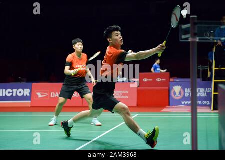 Kuala Lumpur, Malesia. Xi gen, 2020. Wang Yilyu (R)/Huang Dongping della Cina competere durante il doppio misto semifinale partita contro Chan Peng presto/Goh Liu Ying della Malesia in Malesia Masters 2020 Torneo di badminton di Kuala Lumpur in Malesia, 11 genn. 2020. Credito: Chong Voon Chung/Xinhua/Alamy Live News Foto Stock