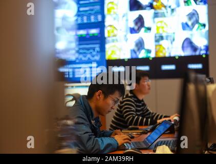 (200111) -- PINGTANG, 11 genn. 2020 (Xinhua) -- i membri dello staff lavorano presso la sala di controllo della Cina le cinque-cento metri di apertura sferica telescopio radio (veloce) nel sud-ovest della Cina di Guizhou, Gen 9, 2020. Cina completato la messa in funzione del mondo la più grande e più sensibile radiotelescopio su Sabato, messa in funzionamento formale dopo un produttivo tre anni di prova. Il telescopio sarà gradualmente aprire per gli astronomi di tutto il mondo, fornendo loro un potente strumento per scoprire i misteri che circondano la genesi e le sue evoluzioni dell'universo. (Foto di Han Xu/Xinhua) Foto Stock