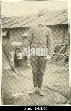 Campo 331artiglieria, esercito degli Stati Uniti, 1917-1919 . n distanza parlando di loro, per uno o twohours ogni giorno. Tuttavia, ogni batteria ben presto ha ricevuto il suo equipaggiamento completo e itwas non molto tempo prima di ogni uomo in abito è stato il rimbalzo su on e off limbers inlively moda. La cottura era iniziato molto presto, ed era un differentkind di formazione dalla guerra aperta la tariffa che avevamo practicedin gli Stati. La gamma è stata molto piatto e con posizioni fewreal. Non vi erano colline per la B C stationlike LaFayette e Selfridge Knoll. Gli ufficiali con-fuoco intubato da una torre di legno 100 iarde dietro theguns. Communica Foto Stock