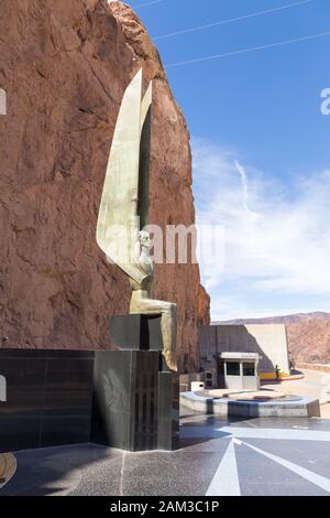 Boulder City, Nevada, USA - 01 giugno 2015: Figure alate della Repubblica alla diga di Hoover. Diga ad arco gravitazionale in cemento, costruita nel Black Canyon sul Th Foto Stock