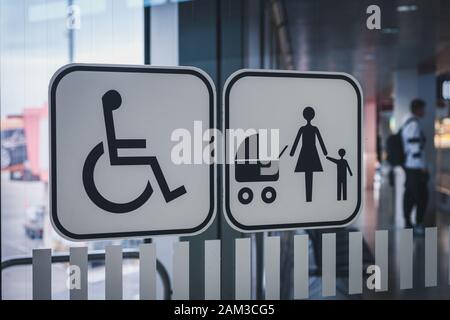 simbolo di posto a sedere prioritario per disabili e famiglie in aeroporto Foto Stock
