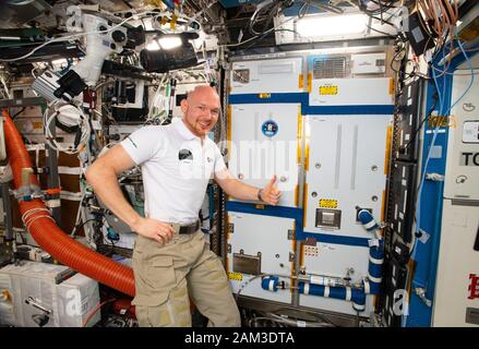 ISS - 19 ottobre 2018 - spedizione 57 comandante Alexander Gerst dell'ESA (Agenzia spaziale europea), circondato da attrezzi per esercizi e scienze all'interno del Dest degli Stati Uniti Foto Stock