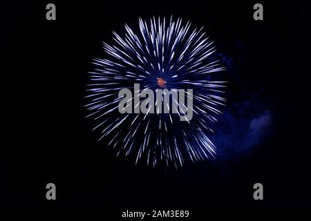 Fuochi d'artificio blu sul cielo durante la vigilia di Capodanno Foto Stock