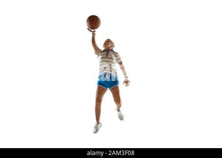 Spostare. Senior donna che indossa sportwear giocare a basket su sfondo bianco. Caucasian modello femminile in grande forma rimane attivo. Concetto di sport, attività, movimento, benessere e fiducia. Copyspace. Foto Stock