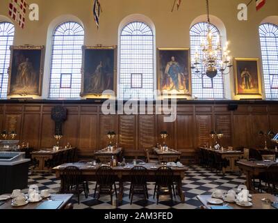 Sala da pranzo al Royal Hospital Chelsea, una casa di riposo/infermieristica per veterani dell'esercito britannico. Chelsea, Londra. Foto Stock