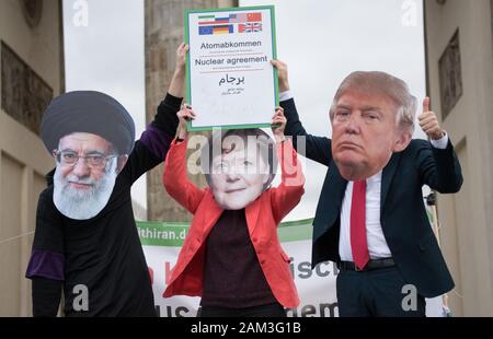 Berlino, Germania. Xi gen, 2020. Attori vestiti come i leader religiosi Ali Chamenei (l-r), Angela Merkel e Donald Trump eseguire un teatro di strada azione come parte di un anti-guerra di dimostrazione. Circa 200 persone manifestano contro la guerra tra Iran e Stati Uniti d'America. Credito: Jörg Carstensen/dpa/Alamy Live News Foto Stock