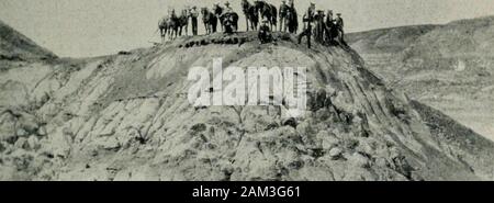 La terra di aprire porte; essendo lettere da western CanadaWith prefazione di Earl Grey . Gruppo di borchie ferroviaria A FITZHUGH ?J -fyC.^. ?^: il dump(costruendo un alto terrapieno) Foto Stock