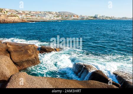 Rocce e mare mosso nei pressi della città di Torviscas sull'isola delle Canarie Tenerife. Foto Stock