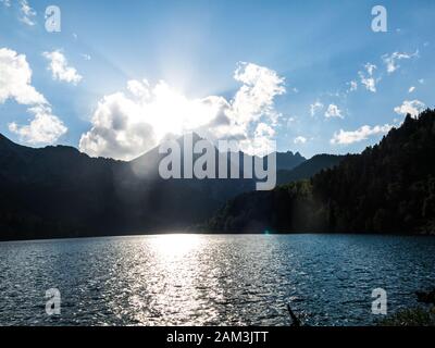 Gli ultimi raggi di sole sullo stagno di Sant Maurici, nel Parco Nazionale Aiguestortes e Sant Maurici, Lleida, Catalogna, Spagna, Europa Foto Stock