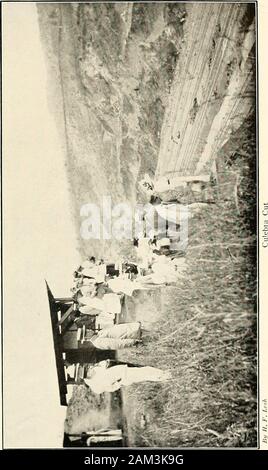 Visite turistiche nel Sud America . raggiungendo più di due volte attornoal globo. Da serrature Gatun abbiamo preso il treno lungo il bordodella quale sarà il Lago di Gatun. A circa metà strada betweenColon e Panama, è Gargona, una costruzione comune, thelargest nella zona del canale. Quando il canale è aperto thetown saranno sette piedi sotto l'acqua. Sulla destra vicino Natachin è Cerro Gigante, da thecrest di cui Balboa nel 1513 vide per la prima volta il pacifico. Un altro stop di circa un ora è stata fatta a CulebraCut, dove abbiamo avuto la possibilità di scendere a nellaparte inferiore del futuro per via navigabile. Qui i motori haveeaten lontano un Foto Stock