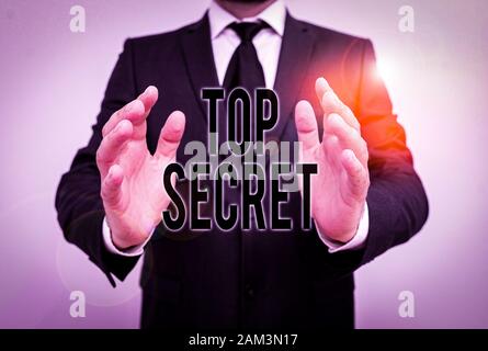 La scrittura della nota mostra Top Secret. Il concetto di business per protetto da un elevato grado di segretezza altamente confidenziali umano maschio con la barba di usura di lavoro formale Foto Stock