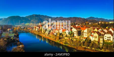 Frohnleiten panorama aereo piccola città sopra il fiume Mur in Stiria, Austria. Famosa destinazione di viaggio. Foto Stock