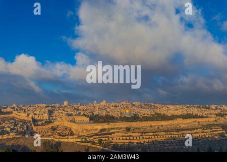 Lo skyline della città vecchia di WS Jerusalem con la cupola della roccia al centro all'alba Foto Stock