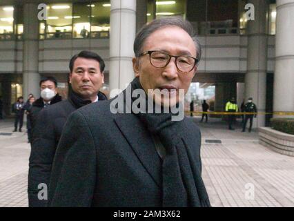 Lee Myung-Bak, Jan 8, 2020 : Lee Myung-Bak, Corea del Sud dell ex Presidente da 2008-2013, lascia dopo la sua prova al Seoul Alta Corte di Seoul, Corea del Sud. La Corea del Sud del perseguimento penale su Gennaio 8, 2020 ha chiesto che la corte di appello frase l ex presidente Lee di 23 anni in prigione sulla corruzione e appropriazione indebita le tasse e ha chiesto circa 32 miliardi di won (US$27,4 milioni) in fine e 16,3 miliardi di euro ha vinto in incamerata per l'ex-Presidente. La richiesta di condanna da parte dell'accusa è più pesante rispetto a quindici anni di carcere termine che un tribunale inferiore tramandata a Lee in ottobre 2018, media locali reporte Foto Stock