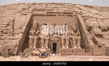 Statue nel tempio di Abu Simbel: I templi di Ramesses II a Luxor Foto Stock