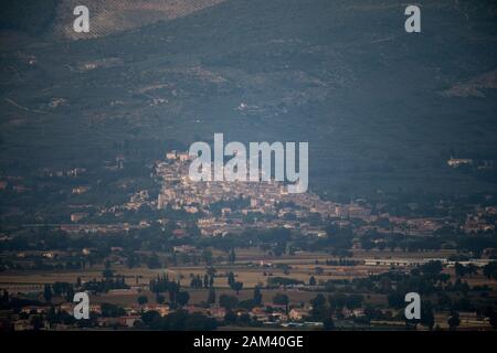 Centro storico di Spello, Umbria, Italia. 21 agosto 2019 visto dalla distanza da Montefalco © Wojciech Strozyk / Alamy Stock Photo Foto Stock