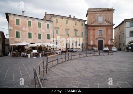 Piazza del Comune nel centro storico di Montefalco in Umbria, Italia. 21 agosto 2019 © Wojciech Strozyk / Alamy Stock Photo Foto Stock