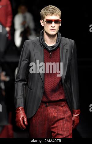 Milano, Italia. Xi gen, 2020. La settimana della moda milanese, Uomo Autunno Inverno. 2020 2021 Milano Moda Uomo Autunno Inverno 2020 2021. Emporio Armani nella foto: modello Credit: Indipendente Agenzia fotografica/Alamy Live News Foto Stock