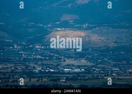 Alberi di ulivi in Umbria, Italia. 21 agosto 2019 © Wojciech Strozyk / Alamy Stock Photo Foto Stock