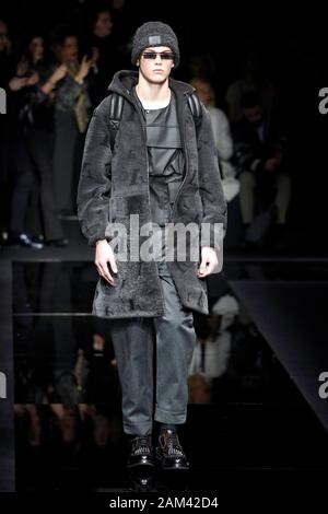 Milano, Italia. Xi gen, 2020. La settimana della moda milanese, Uomo Autunno Inverno. 2020 2021 Milano Moda Uomo Autunno Inverno 2020 2021. Emporio Armani nella foto: modello Credit: Indipendente Agenzia fotografica/Alamy Live News Foto Stock