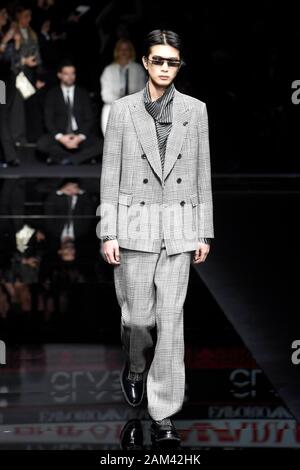 Milano, Italia. Xi gen, 2020. La settimana della moda milanese, Uomo Autunno Inverno. 2020 2021 Milano Moda Uomo Autunno Inverno 2020 2021. Emporio Armani nella foto: modello Credit: Indipendente Agenzia fotografica/Alamy Live News Foto Stock