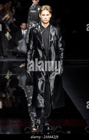 Milano, Italia. Xi gen, 2020. La settimana della moda milanese, Uomo Autunno Inverno. 2020 2021 Milano Moda Uomo Autunno Inverno 2020 2021. Emporio Armani nella foto: modello Credit: Indipendente Agenzia fotografica/Alamy Live News Foto Stock