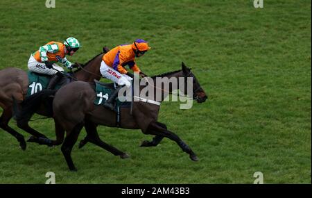 Megalodon cavalcato da fantino Paddy Brennan vince il Join Racing TV ora novizi' Handicap Hurdle a Warwick Racecourse. Foto Stock