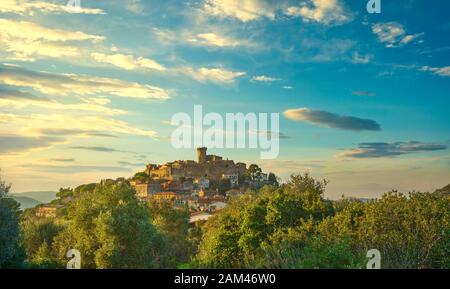 Capalbio borgo medievale skyline al tramonto. Maremma Toscana Italia Europa Foto Stock