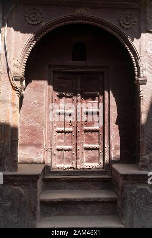 Il vecchio tradizionale porta in città vrindavan, Mathura, Uttarpradesh, India Foto Stock