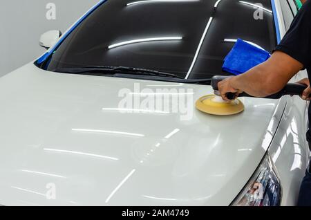 L'uomo mani tenendo l'attrezzo di lavoro polacco la vettura.Pulitura e lucidatura auto. Dettagli auto. Foto Stock