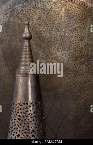 Lampada marocchina araba con un arredamento intricato. Concetto di cultura e design marocchino e arabo. Foto Stock