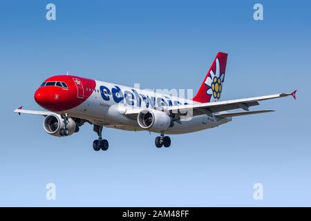 Zurigo, Svizzera - 31 marzo 2019: Aereo Airbus A320 Edelweiss all'aeroporto di Zurigo (ZRH) in Svizzera. Airbus è un produttore di aeromobili di T Foto Stock