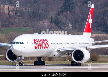 Zurigo, Svizzera - 31 marzo 2019: Aereo Boeing 777 della Swiss International Airlines all'aeroporto di Zurigo (ZRH) in Svizzera. Boeing è un aereo m. Foto Stock