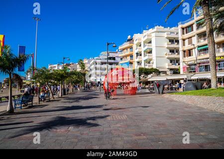 Los Christianos, Tenerife, 10 dicembre 2019, bella passeggiata lungo la spiaggia e molti ristoranti, hotel, negozi e bar del resort turistico Foto Stock