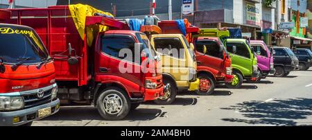 Ad Ambon, Indonesia - 18 Febbraio 2018: carrelli colorati lungo la strada della città di Ambon sull isola di Ambon. Foto Stock