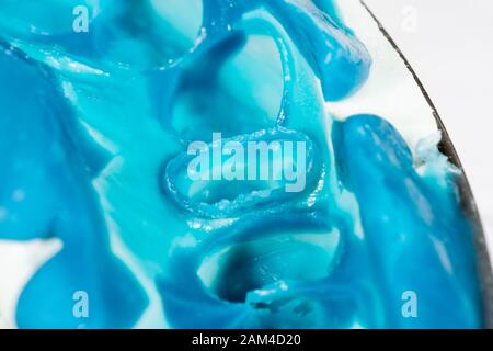 impronta di un dente dopo la preparazione sotto corona dentale o impiallacciatura. Primo piano, macro Foto Stock