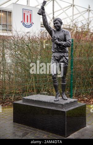 Xi gennaio 2020; Bet365 Stadium, Stoke, Staffordshire, Inghilterra; Campionato inglese di calcio, Stoke City versus Milwall FC; la Stanley Matthews statua al di fuori del Bet365 Stadium - rigorosamente solo uso editoriale. Nessun uso non autorizzato di audio, video, dati, calendari, club/campionato loghi o 'live' servizi. Online in corrispondenza uso limitato a 120 immagini, nessun video emulazione. Nessun uso in scommesse, giochi o un singolo giocatore/club/league pubblicazioni Foto Stock