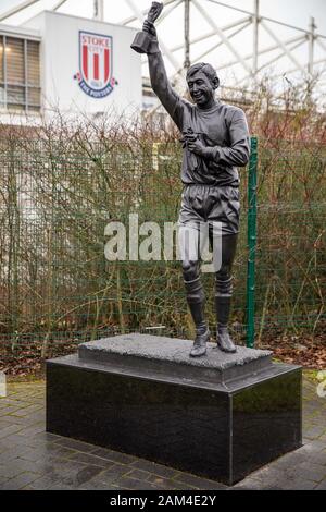 Xi gennaio 2020; Bet365 Stadium, Stoke, Staffordshire, Inghilterra; Campionato inglese di calcio, Stoke City versus Milwall FC; la Stanley Matthews statua al di fuori del Bet365 Stadium - rigorosamente solo uso editoriale. Nessun uso non autorizzato di audio, video, dati, calendari, club/campionato loghi o 'live' servizi. Online in corrispondenza uso limitato a 120 immagini, nessun video emulazione. Nessun uso in scommesse, giochi o un singolo giocatore/club/league pubblicazioni Foto Stock