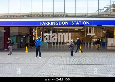 Pendolari fuori dalla stazione ferroviaria di Farringdon, City of London Foto Stock