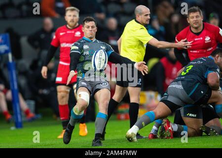 Swansea, Regno Unito. Xi gen, 2020. Il falco pescatore scrum metà Shaun Venter calci la palla in Asprì v Saraceni Heineken Champions Cup partita di rugby. Credito: Gruffydd Ll. Thomas/Alamy Live News Foto Stock