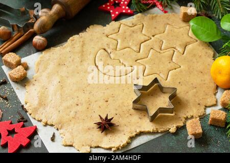 Sfondo culinario di natale. Impasto e ingredienti per la cottura del pan di zenzero. Foto Stock